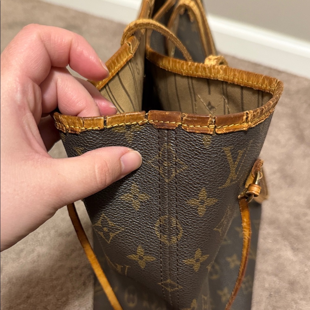 Louis Vuitton Classic Monogram Neverfull - Picture 9 of 15